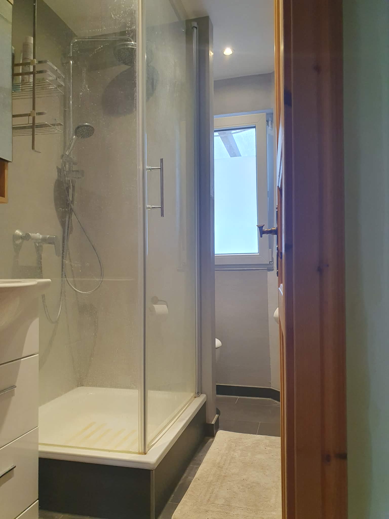 Badezimmer mit Dusche im ersten Obergeschoss