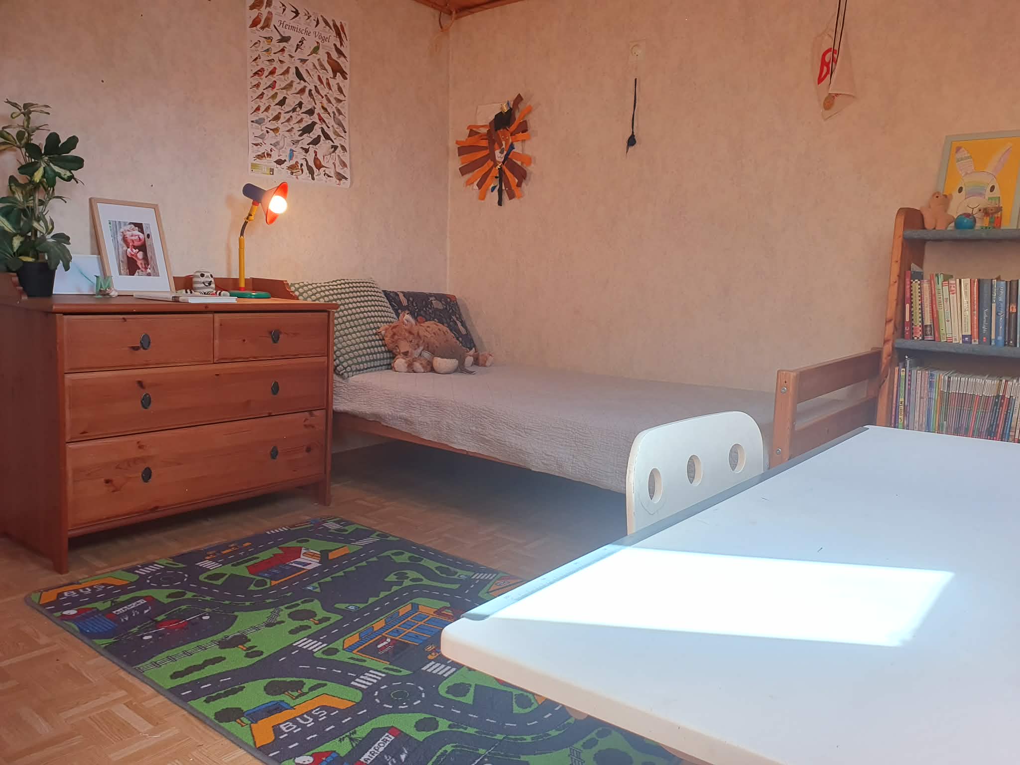 Kinderzimmer mit Bett im zweiten Obergeschoss