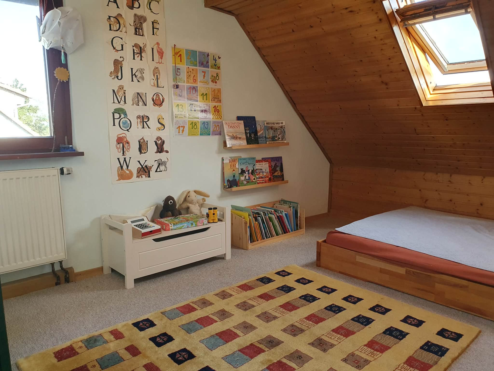Helles Kinderzimmer im zweiten Obergeschoss