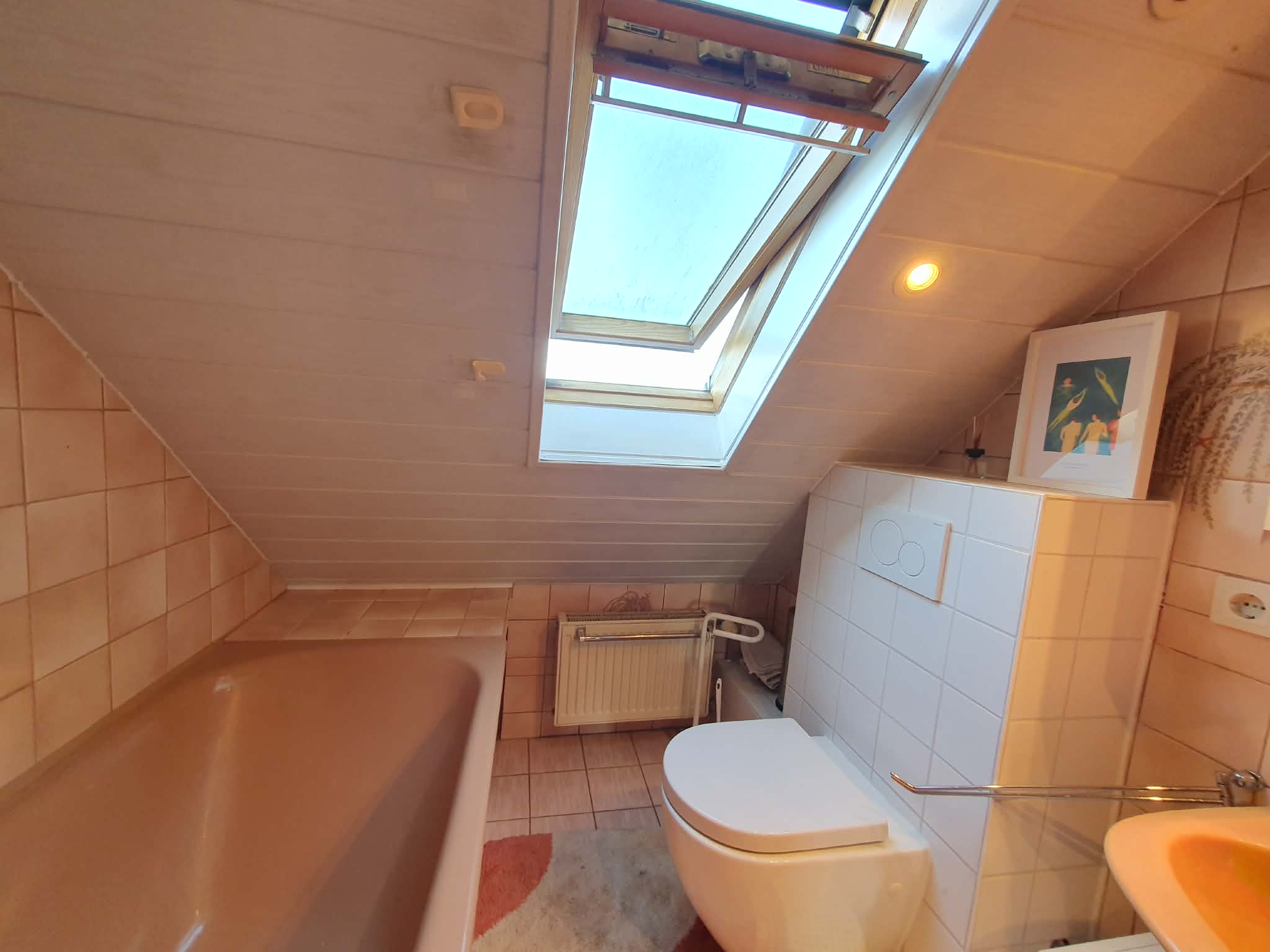 Badezimmer mit Badewanne im zweiten Obergeschoss