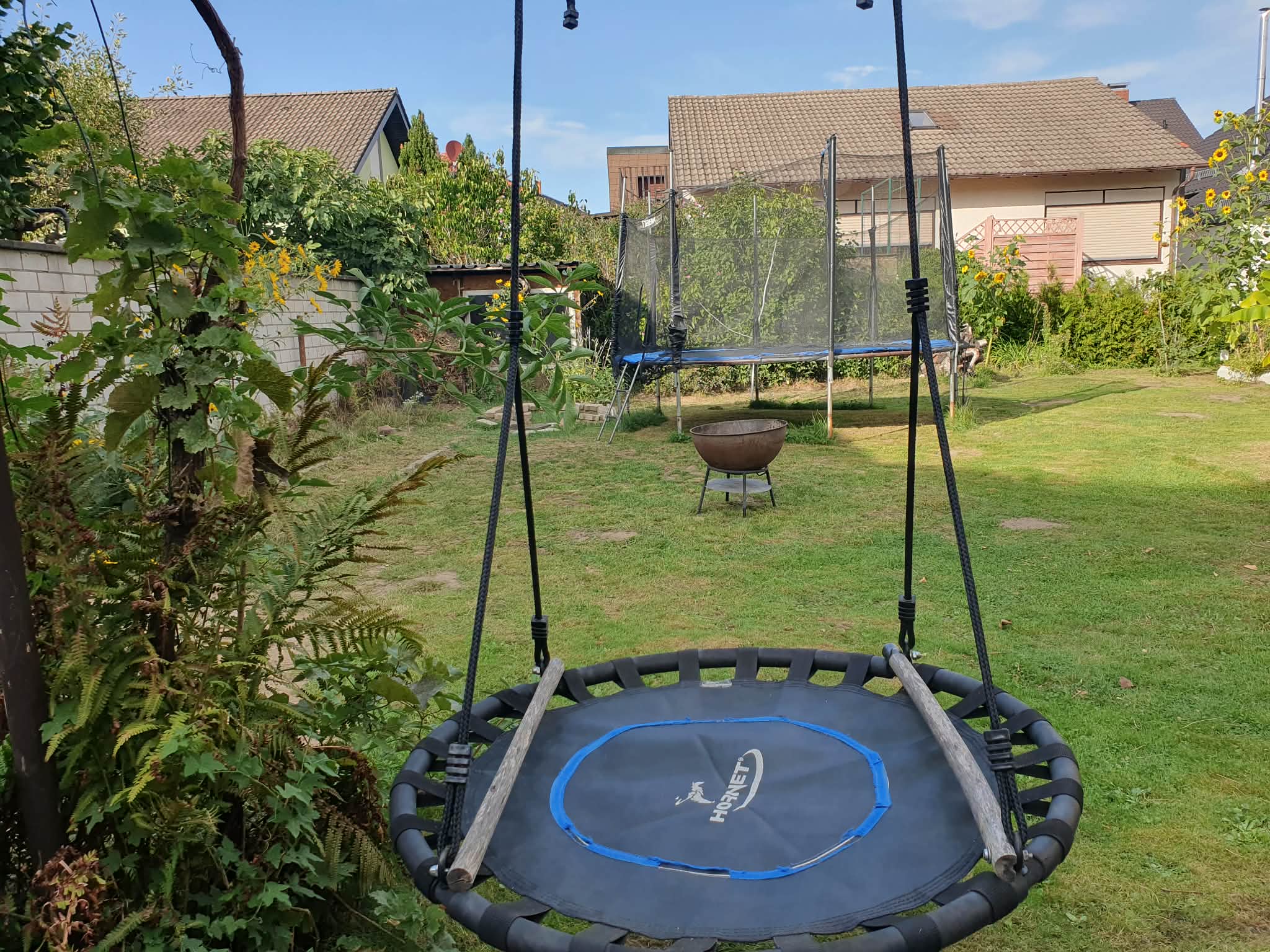 Garten mit Schaukel und Feuerstelle